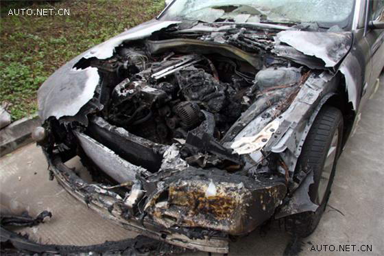 进口宝马730行驶中自燃 <wbr>车主4s店前拉横幅维权 天涯汽车网 进口宝马730自燃 店前拉横幅 车主讨说法