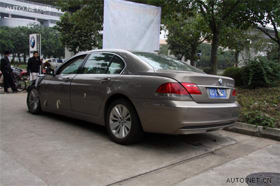 进口宝马730行驶中自燃 <wbr>车主4s店前拉横幅维权 天涯汽车网 进口宝马730自燃 店前拉横幅 车主讨说法