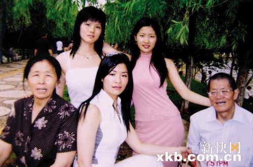 宜黄钟家五兄妹陪母亲病房过年 感谢网友赐力量