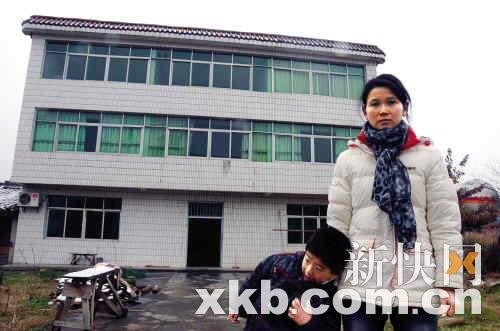 宜黄钟家五兄妹陪母亲病房过年 感谢网友赐力量