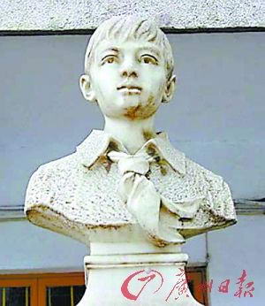 赖宁雕像(资料图片)