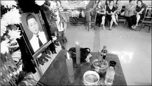 昨日,公安县殡仪馆内架设起灵堂,谢业新的亲属在此守灵。本报记者 孙辰 摄